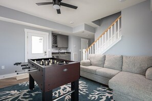 Game Room w/ Wet Bar