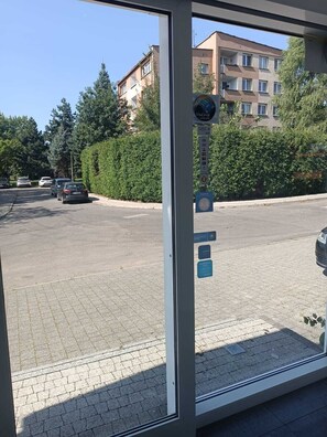Vista frontal de la propiedad