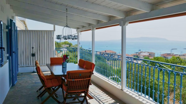 Ferienhaus Aurelia Village House - die überdachte Terrasse mit Meerblick.