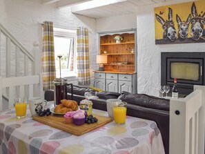 Dining Area | Yr Ysgubor - Neuadd Deg, Carmarthen