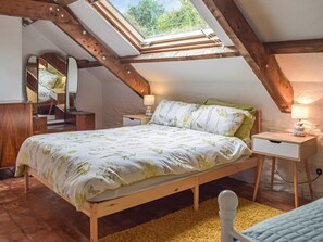 Double bedroom | Yr Ysgubor - Neuadd Deg, Carmarthen