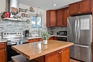 Fully Equipped Kitchen with Stainless Steel Appliances, Spices