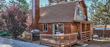 Charming 2-story cabin with a back deck and a fully fenced yard.