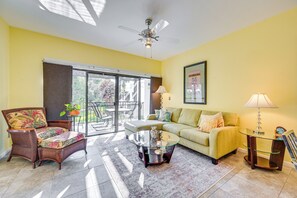 Living Area | Smart TV w/ Cable