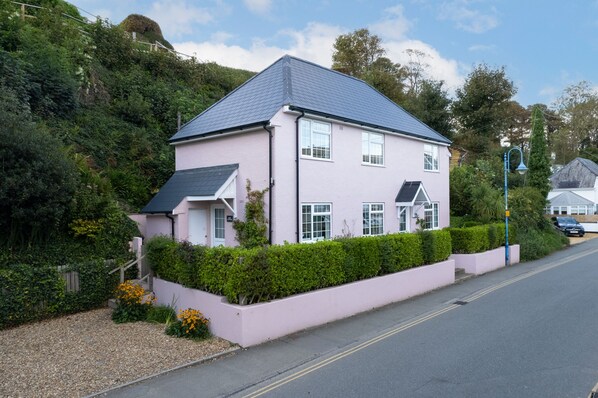 Beachside Cottage with Views