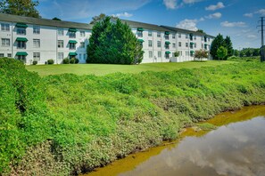Complex Exterior | Walk to Latham Park Greenway