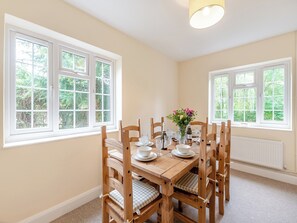 Dining room | Apple Orchard - Norwood Park, All Nottinghamshire