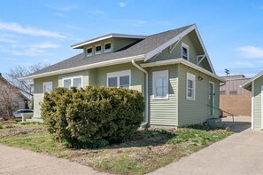 The back door is right by the driveway off 1st Ave. The key box is located here.