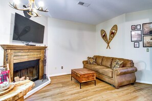 Living Room | Queen Sleeper Sofa | Central Heating & A/C | Smart TV | Free WiFi