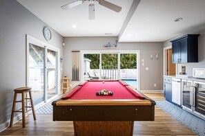 Game Room Pool Table & Wet Bar