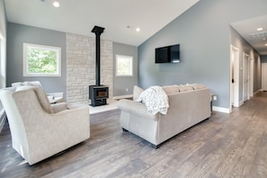 Living Room | Full Sleeper Sofa | Smart TV | Free WiFi | Central A/C & Heating