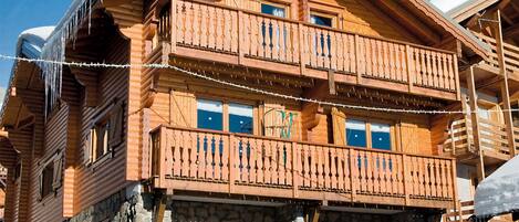 Your cozy mountain haven at the heart of Alpe d’Huez, featuring stunning Alpine architecture and modern comforts.