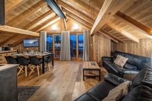 The dining table and sitting room areas have ample space for 6 guests to sit comfortably