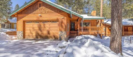 Snow covered Big Bear Cool Cabins, Timberwood Cabin