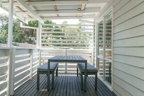 Whether it’s a morning coffee or alfresco wine, make the most of alfresco dining on the deck.