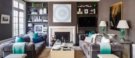Living Room with Fireplace, Smart TV and 2 seating areas