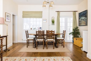 Traditional Treasure – 3 Bedroom Home by Hyde Park (3819)
