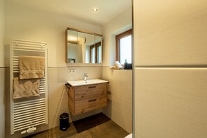 Ferienwohnung Untersberg für 1-4 Personen, 48 qm, 2 Schlafzimmer, Wohnküche, Bad mit Dusche/WC, Balkon-Badezimmer Untersberg