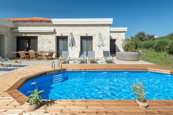 The single level stone villa Orange with private pool and inflatable hot tub!