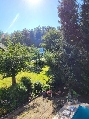 Blick vom Balkon in den Garten