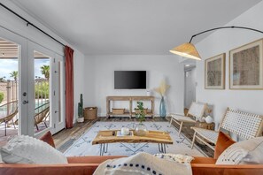 Modern elegance meets cozy comfort in this contemporary living room. Clean lines and stylish furnishings create a harmonious space that's perfect for relaxation and entertaining.