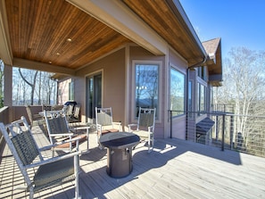 Spacious Deck for Entertaining!