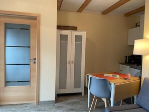 offene kleine Küche im Wohnraum. Tisch für 2-4 Personen
