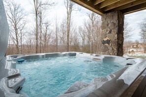 MountainMindset_EXT_HotTub_2