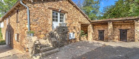 Façade du gîte et petite terrasse