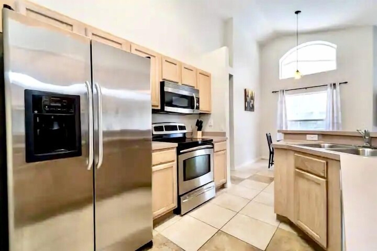 Ref 03. Lake Berkley. Stunning villa own pool.