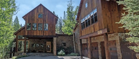 1-robbers-roost-mountain-village-exterior-front