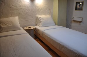 Flexibility and comfort combine in our twin singles bed bedroom – perfect for friends or solo travelers seeking restful nights.  #TravelInComfort #RestfulRetreat