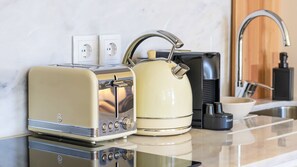 Discover the joy of culinary creativity in our compact yet fully equipped kitchenette. Whip up delicious meals, brew your morning coffee, and savor the flavors of your travels right here. #airbnb #lovelystay