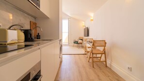 Discover the joy of culinary creativity in our compact yet fully equipped kitchenette. Whip up delicious meals, brew your morning coffee, and savor the flavors of your travels right here. #airbnb #lovelystay