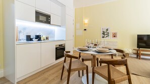 Discover the joy of culinary creativity in our compact yet fully equipped kitchenette. Whip up delicious meals, brew your morning coffee, and savor the flavors of your travels right here. #airbnb #lovelystay