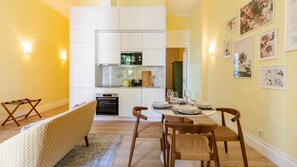 Discover the joy of culinary creativity in our compact yet fully equipped kitchenette. Whip up delicious meals, brew your morning coffee, and savor the flavors of your travels right here. #airbnb #lovelystay