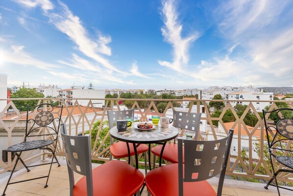 A cozy balcony, providing a charming outdoor sppace perfect to relax and enjoy a quick meal with fresh air.
#balcony #outdoor #algarve #portugal