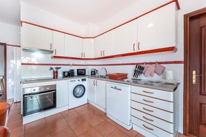 This kitchen is fully equipped with everything needed to enjoy homemade meals and an easy stay
#kitchen #meals #algarve #portugal