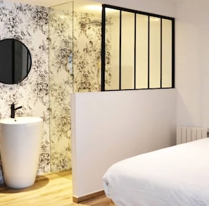 SALLE DE BAIN/CHAMBRE N°1 POUR TOUTE RESERVATION POUR 2 PERSONNES