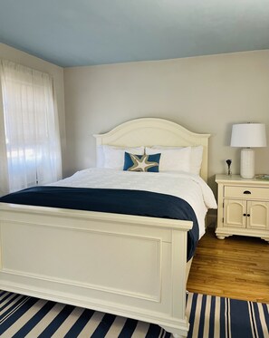 1 queen bed with high end linens