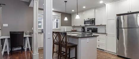 Fully equipped kitchen on the main floor;
-full size fridge
-microwave
-oven and cooktop
-dishwasher
-coffee maker
-Salt, pepper and cooking oil
-island seating
-window overlooking the backyard 
-work space with desk