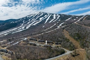 Discover 'Casa de Pow Pow,' nestled in the heart of a skier's paradise. Our chalet is ideally located within close proximity to Sugarloaf Ski Resort. Embrace the thrill of skiing right at your doorstep, making this an unbeatable location