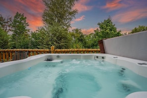 Experience peaceful serenity in our beautiful outdoor bathtub oasis. Unwind in the calm embrace of nature, surrounded by stunning views that make your relaxation truly extraordinary.