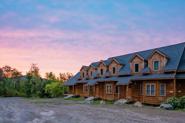 The Chalet embodies a haven of peace and coziness amidst the night's embrace, beckoning you to unwind and find solace. Discover the enchantment of the evening