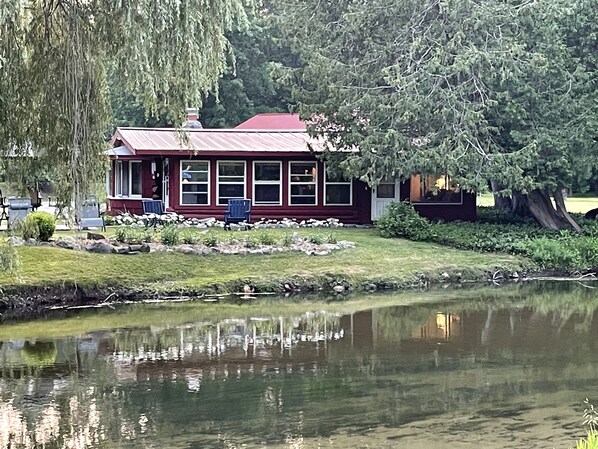 Cozy Red Log Cabin on the Jordan River