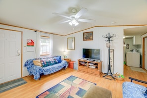 Living Room | Free WiFi | Smart TV | Central A/C & Heating