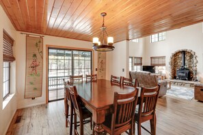 Dining Area | Dishware/Flatware Provided