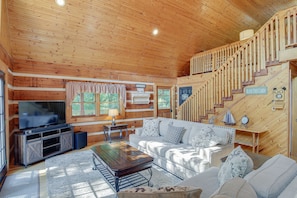 Living Room | Free WiFi | Smart TV w/ Cable | Electric Fireplace