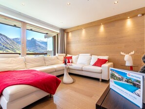 Möbel, Eigentum, Komfort, Couch, Interior Design, Holz, Wohnzimmer, Beleuchtung, Flooring, Fussboden