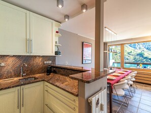 Cabinetry, Countertop, Möbel, Eigentum, Sinken, Küche, Zapfhahn, Gebäude, Holz, Interior Design